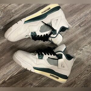 Jordan 4 Retro GS in White and Oxidized Size 7 (Big Boy)